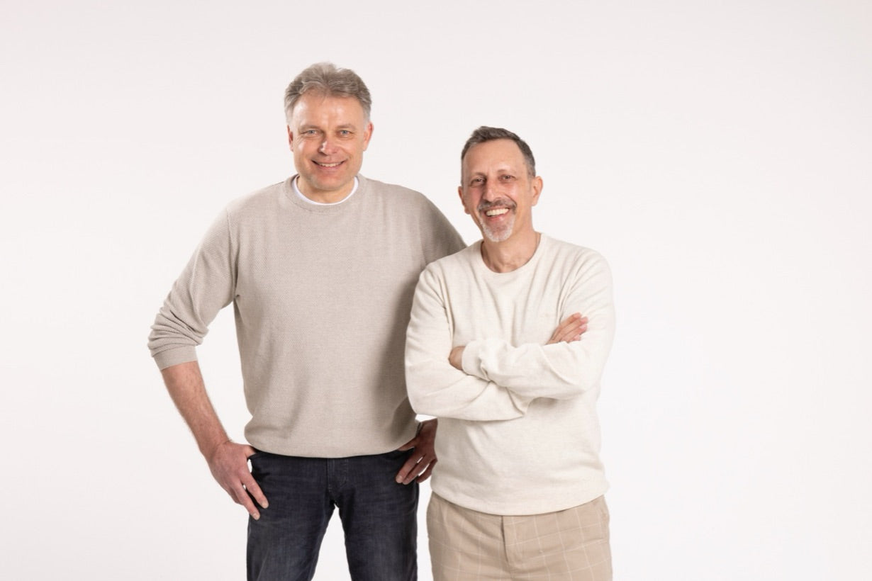Die zwei Gründer vor hellem Hintergrund.